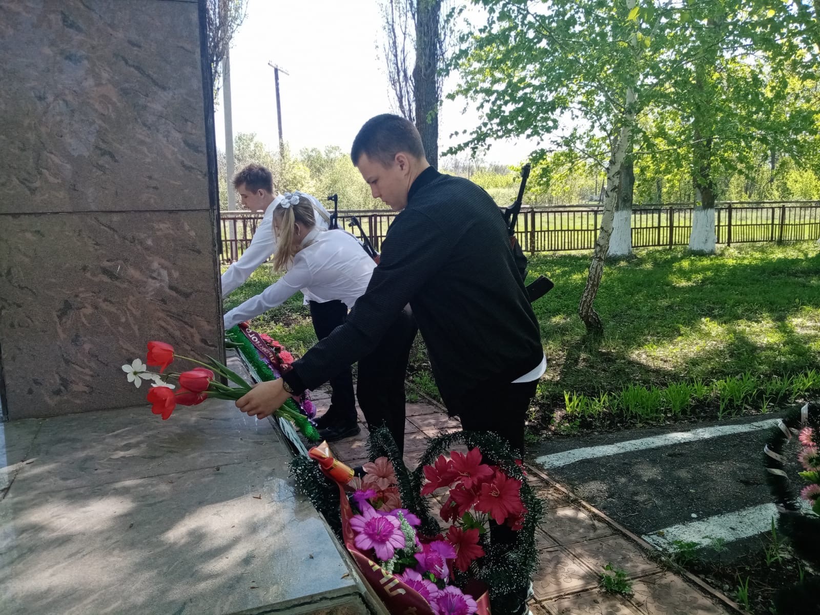 Торжественная церемония возложения цветов к мемориалу..